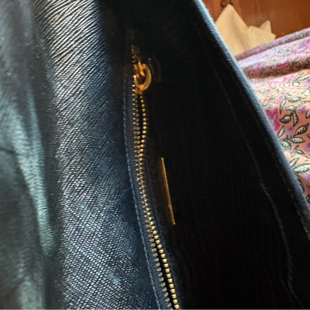 Prada Black Leather Crossbody with Gold Speckle Detail - Picture 4 of 10